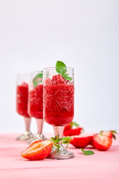 Verano refrescante sorbete de fresa, granizado granizado