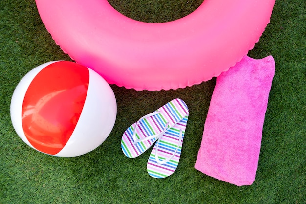 Verano rosa en la piscina