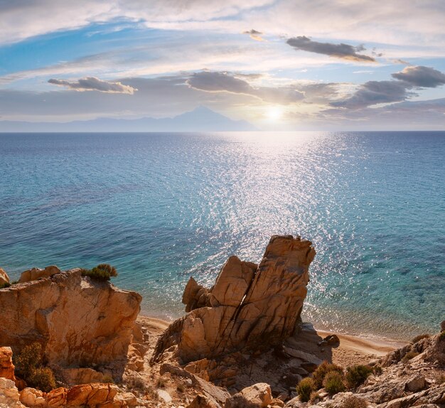 Verano Sithonia costa rocosa Grecia