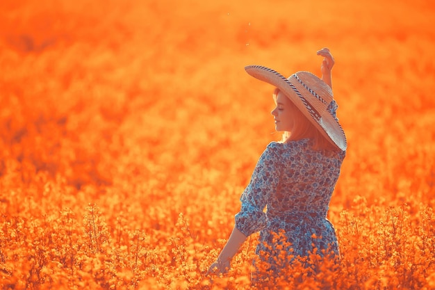 verano soleado en el campo chica con vestido, hermosa joven disfruta de un sueño