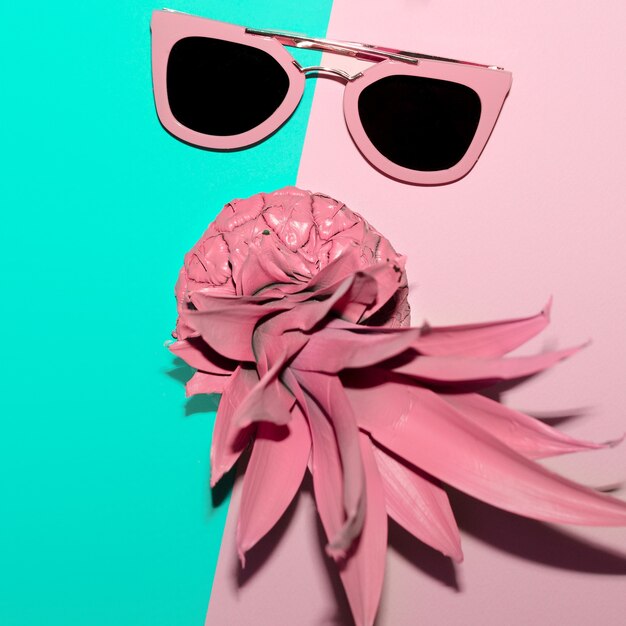 Verano tropical. Accesorios de moda. Gafas de sol rosas. Sé vainilla, señoras