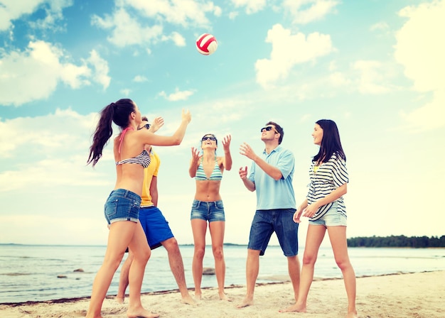 verano, vacaciones, vacaciones, concepto de gente feliz - grupo de amigos divirtiéndose en la playa