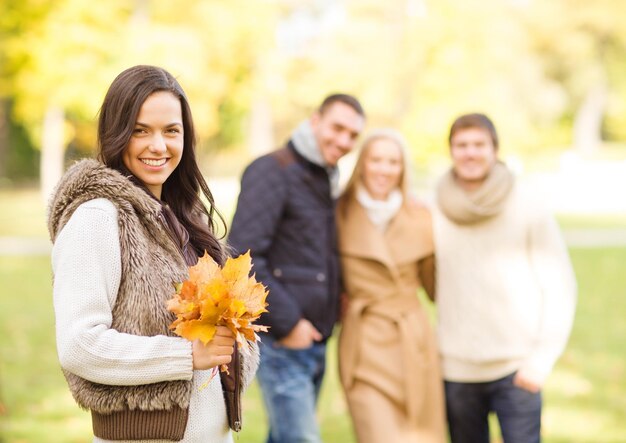 verano, vacaciones, vacaciones, concepto de gente feliz - grupo de amigos o parejas que se divierten en el parque de otoño