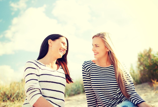 verano, vacaciones, vacaciones, concepto de gente feliz - novias sonrientes divirtiéndose en la playa