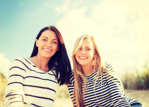 verano, vacaciones, vacaciones, concepto de gente feliz - novias sonrientes divirtiéndose en la playa