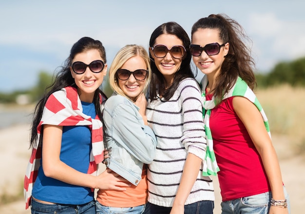 verano, vacaciones, vacaciones, gente feliz concepto - hermosas adolescentes o mujeres jóvenes divirtiéndose en la playa