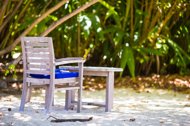 Verano vacío café al aire libre en la exótica isla en el océano Índico