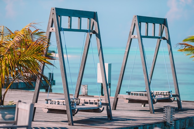 Verano vacío café al aire libre en la exótica isla en la orilla del mar