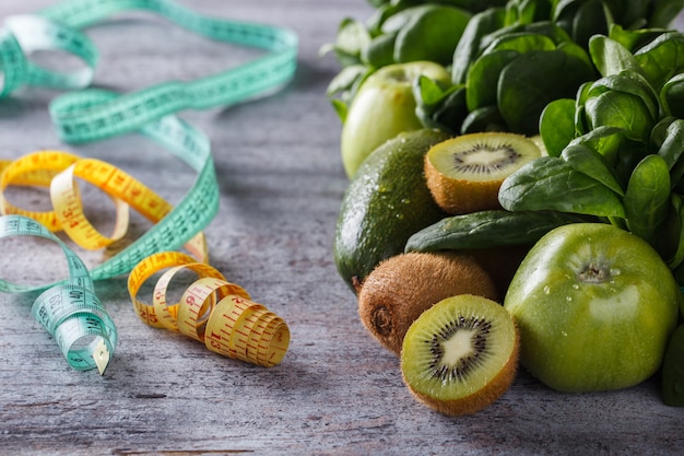 Verano Verduras y frutas verdes, alimentos saludables.