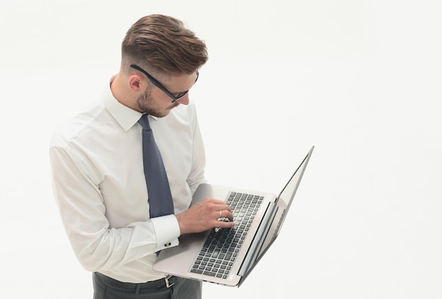 Verantwortlicher Geschäftsmann, der Laptopfoto mit Kopienraum verwendet