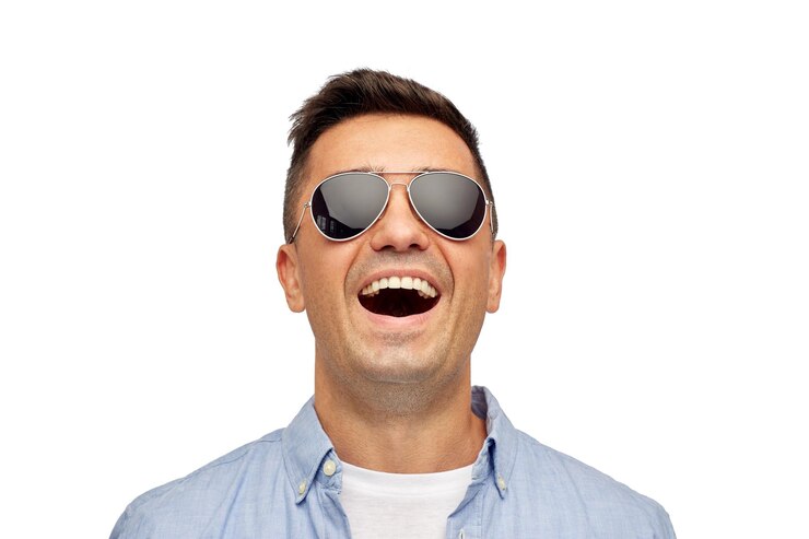 Foto verão, acessórios, estilo e conceito de pessoas - rosto de homem latino de meia-idade sorridente na camisa e óculos de sol
