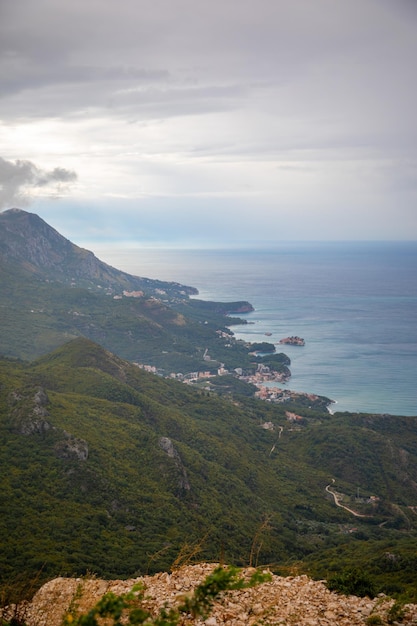 Verão budva riviera litoral panorama paisagem em montenegro vista do topo de uma estrada de montanha