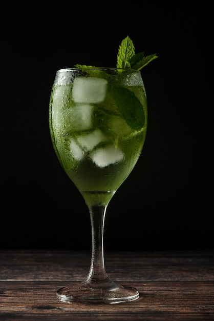 Verão coquetel ou bebida em copo de vinho. bebida refrescante com folhas de hortelã, gin tônica, xarope.