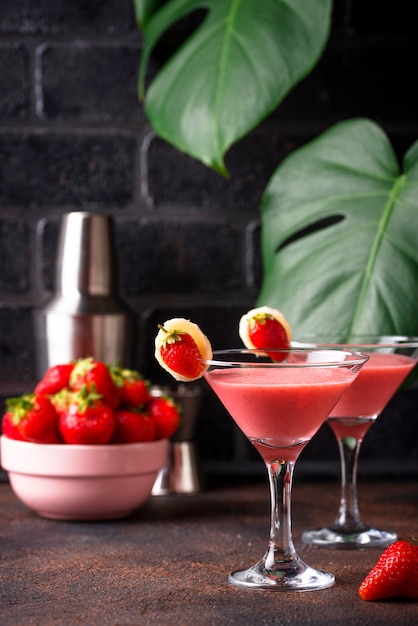 Verão doce morango cocktail alcoólico