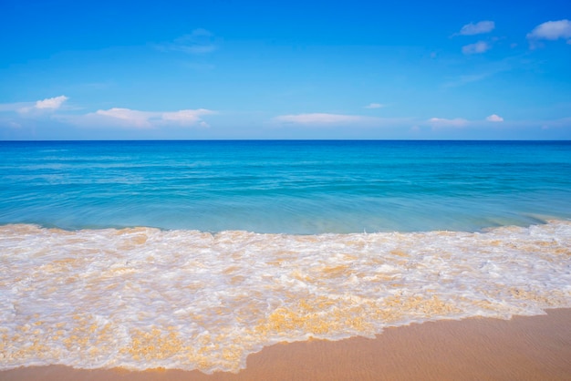 Verão e conceito de relaxamento Mar azul com praia paisagem de areia natureza no céu azul dia de sol