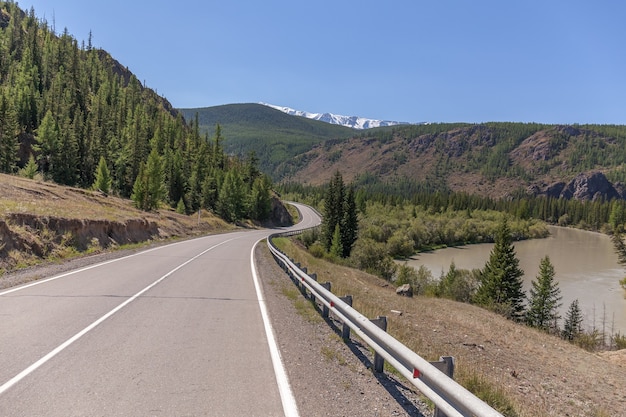 Verão em Altai, Rússia, estrada para as montanhas de Altai