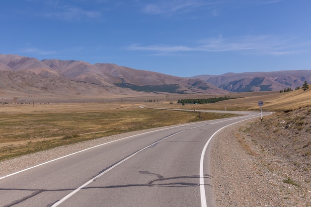 Verão em Altai, Rússia, estrada para as montanhas de Altai