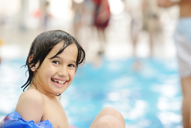 Verão feliz na piscina