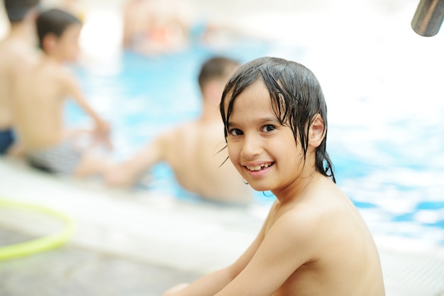 Verão feliz na piscina