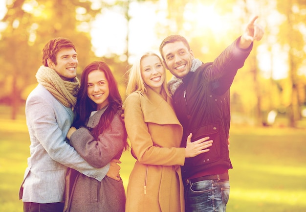 verão, feriados, férias, conceito de pessoas felizes - grupo de amigos ou casais se divertindo no parque outono