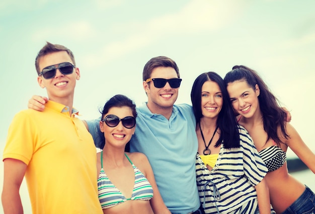 verão, feriados, férias, conceito de pessoas felizes - grupo de amigos se divertindo na praia