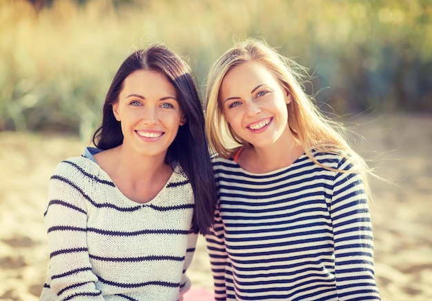 verão, feriados, férias, conceito de pessoas felizes - lindas adolescentes ou mulheres jovens se divertindo na praia