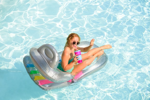 Verão férias de verão mulher na piscina aquapark garota giratória no colchão de borracha inflável