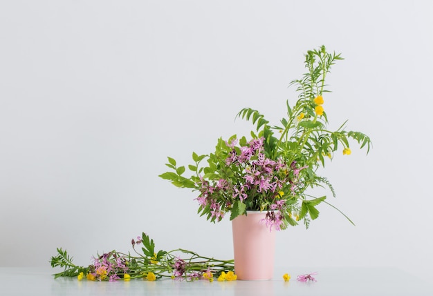 Verão flores em um vaso no fundo branco