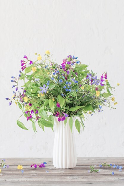 Verão flores silvestres em vaso