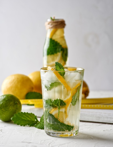 Verão refrescante bebida limonada com limões, folhas de hortelã, limão em um copo