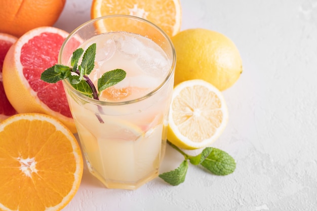 Verão refrescante limonada com hortelã sobre um fundo claro.