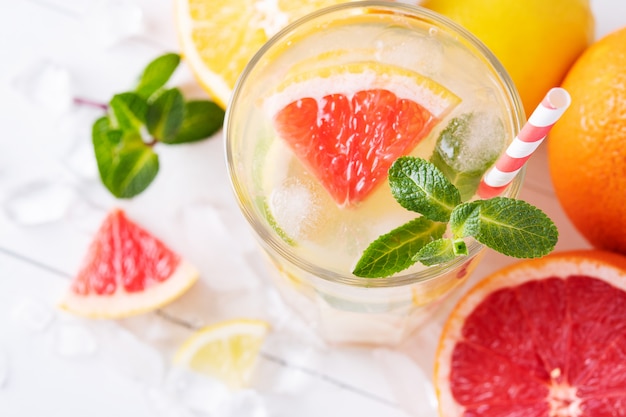 Verão refrescante limonada com hortelã sobre um fundo claro.