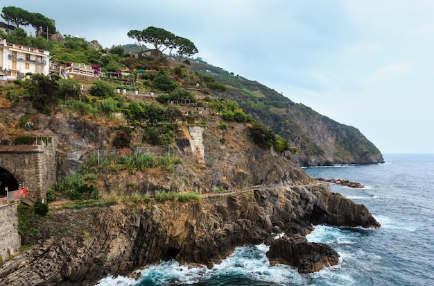 Verão Riomaggiore nos arredores de Cinque Terre