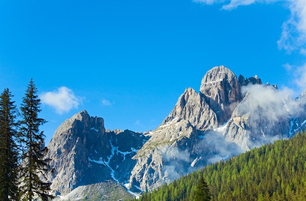 Verão tranquilo com vista para a montanha dolomita italiana