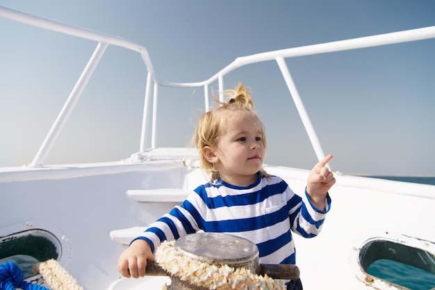 Verão viajando com a família criança aproveite as férias de verão verão moda marinha melhor verão de sempre menino marinheiro ancorar o barco férias de luxo Relaxar e estilo de vida saudável Hora de relaxar