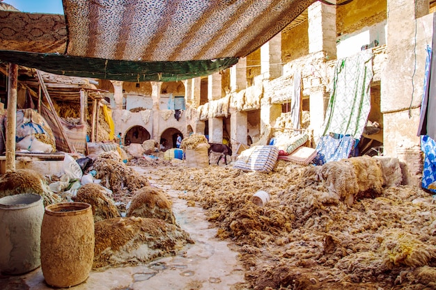 Verarbeitung der Felle in der Werkstatt. Fes, Marokko - 14. September 2019.