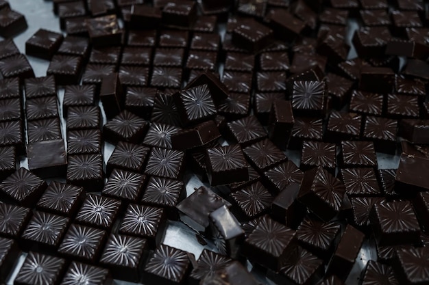 Verarbeitung von Schokoladenbonbons auf dem Förderband in der Konditorei