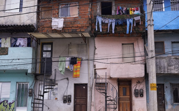 Foto verarmte siedlung fassade eines heruntergekommenen wohnblocks