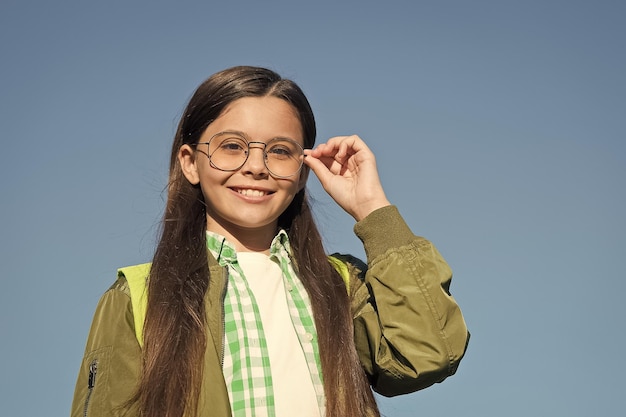 Verbesserte Sicht ist möglich Glückliches Kind trägt eine Brille am sonnigen blauen Himmel Sehfehler Sehkorrektur des Kindes Korrekturlinse Optische Augenpflege Pädiatrische ophthalmologische Optik