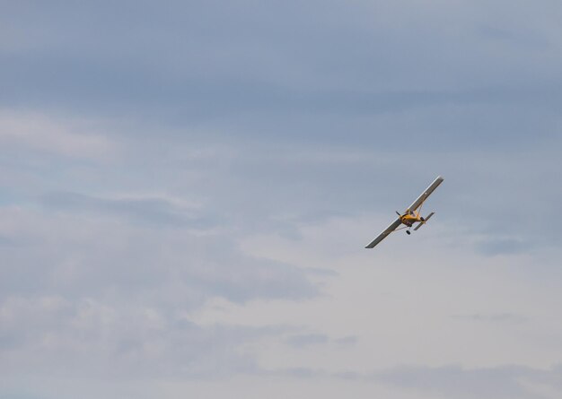 Verbindungsflugzeuge der Armee, die am Himmel fliegen