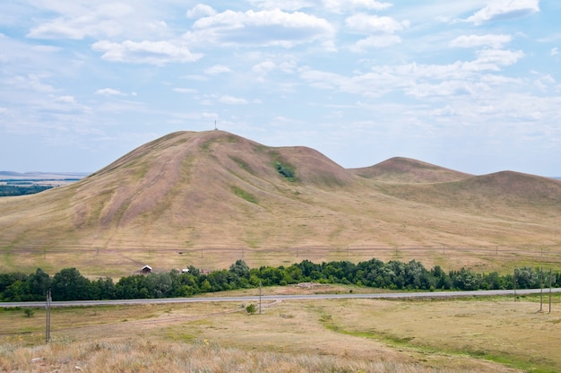 Verblyuzhka-Berg, Blick vom Dolgie-Gebirge. Region Orenburg. Russland