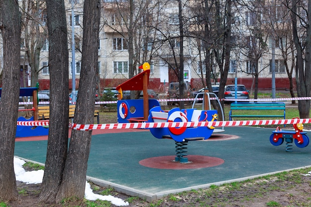 Verbotener Kinderspielgarten in einem städtischen öffentlichen Park aufgrund des Coronavirus, Covid-19-Sperrung