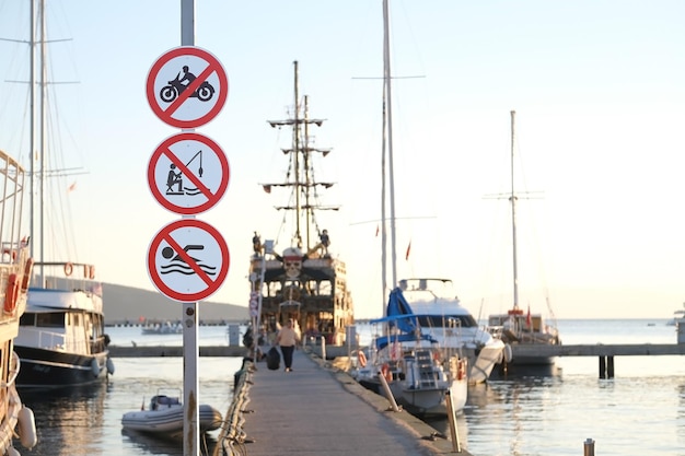 Verbotsschilder im Hafen