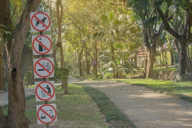 Verbotszeichen im Park.