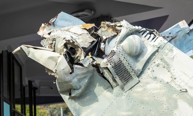 Verbrannte Teile des zerstörten Kampfhubschraubers der russischen Luftwaffe Hind Crocodile Das Wrack