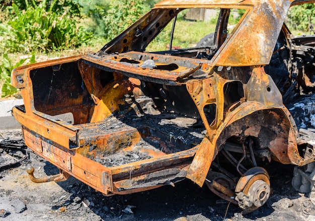 Verbranntes Auto auf der Straße geparkt