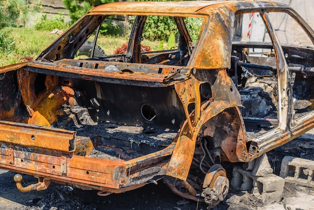 Verbranntes Auto auf der Straße geparkt