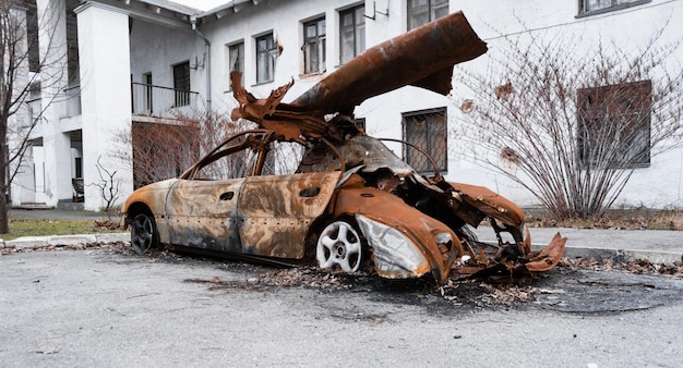 Verbranntes beschädigtes Auto eines Zivilisten während des Krieges Russen gegen den Völkermord am ukrainischen Volk