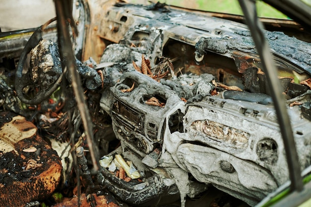 Verbranntes Fahrzeuginneres aus nächster Nähe Fahrzeugfeuer brennt aus Verbranntes Autofeuer Fahrzeugfeuer aufgrund von Brandstiftung durch Kurzschluss Rauch Brandbeschädigtes Kraftfahrzeug