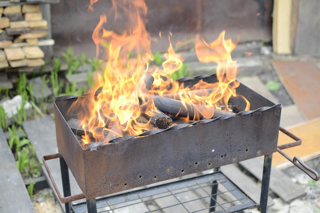 Verbrennen von Holz im Grill Uljanowsk Russland